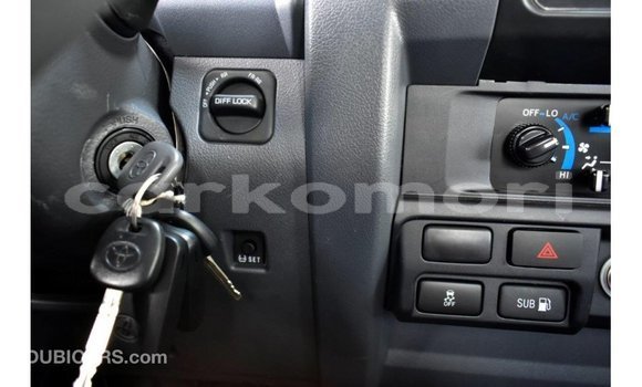 Acheter Import Voiture Toyota Land Cruiser Rouge à Import - Dubai, Grande Comore Acheter Import Voiture Toyota Land Cruiser Rouge à Import - Dubai, Grande Comore
