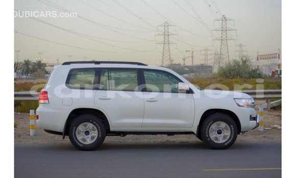 Acheter Import Voiture Toyota Land Cruiser Blanc à Import - Dubai, Grande Comore Acheter Import Voiture Toyota Land Cruiser Blanc à Import - Dubai, Grande Comore