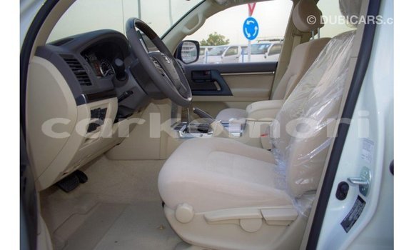 Acheter Import Voiture Toyota Land Cruiser Blanc à Import - Dubai, Grande Comore Acheter Import Voiture Toyota Land Cruiser Blanc à Import - Dubai, Grande Comore
