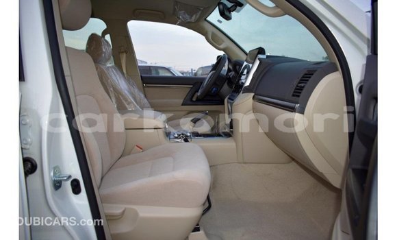 Acheter Import Voiture Toyota Land Cruiser Blanc à Import - Dubai, Grande Comore Acheter Import Voiture Toyota Land Cruiser Blanc à Import - Dubai, Grande Comore