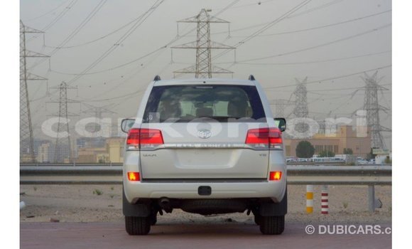 Acheter Import Voiture Toyota Land Cruiser Blanc à Import - Dubai, Grande Comore Acheter Import Voiture Toyota Land Cruiser Blanc à Import - Dubai, Grande Comore