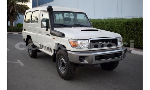 Acheter Import Voiture Toyota Land Cruiser Blanc à Import - Dubai, Grande Comore Acheter Import Voiture Toyota Land Cruiser Blanc à Import - Dubai, Grande Comore