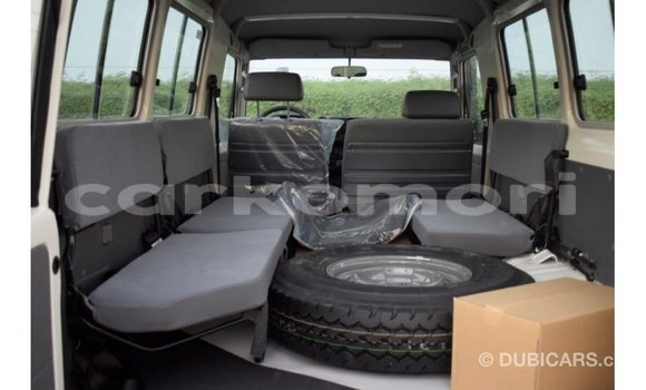 Acheter Import Voiture Toyota Land Cruiser Blanc à Import - Dubai, Grande Comore Acheter Import Voiture Toyota Land Cruiser Blanc à Import - Dubai, Grande Comore