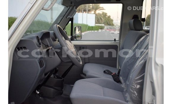 Acheter Import Voiture Toyota Land Cruiser Blanc à Import - Dubai, Grande Comore Acheter Import Voiture Toyota Land Cruiser Blanc à Import - Dubai, Grande Comore