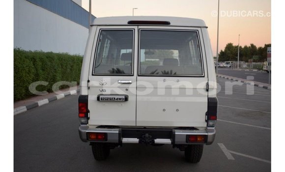 Acheter Import Voiture Toyota Land Cruiser Blanc à Import - Dubai, Grande Comore Acheter Import Voiture Toyota Land Cruiser Blanc à Import - Dubai, Grande Comore