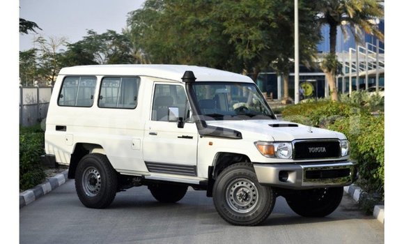 Acheter Import Voiture Toyota Land Cruiser Blanc à Import - Dubai, Grande Comore Acheter Import Voiture Toyota Land Cruiser Blanc à Import - Dubai, Grande Comore