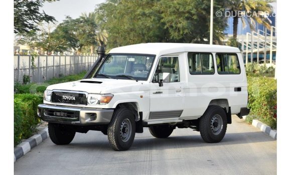 Acheter Import Voiture Toyota Land Cruiser Blanc à Import - Dubai, Grande Comore Acheter Import Voiture Toyota Land Cruiser Blanc à Import - Dubai, Grande Comore