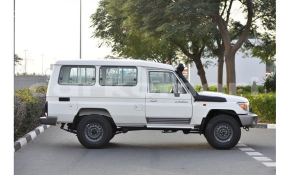 Acheter Import Voiture Toyota Land Cruiser Blanc à Import - Dubai, Grande Comore Acheter Import Voiture Toyota Land Cruiser Blanc à Import - Dubai, Grande Comore