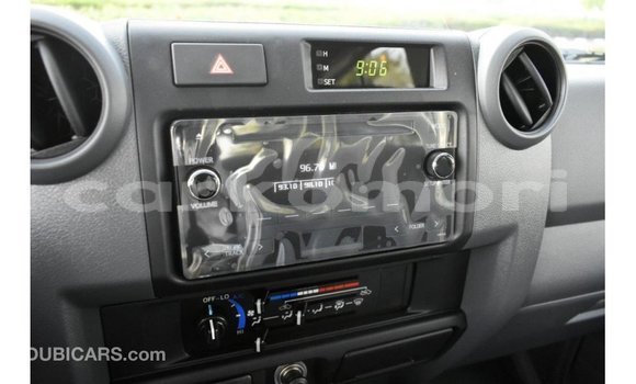 Acheter Import Voiture Toyota Land Cruiser Blanc à Import - Dubai, Grande Comore Acheter Import Voiture Toyota Land Cruiser Blanc à Import - Dubai, Grande Comore