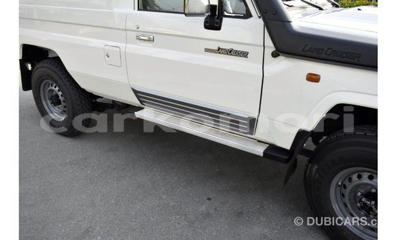 Acheter Import Voiture Toyota Land Cruiser Blanc à Import - Dubai, Grande Comore Acheter Import Voiture Toyota Land Cruiser Blanc à Import - Dubai, Grande Comore