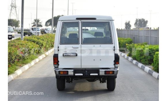Acheter Import Voiture Toyota Land Cruiser Blanc à Import - Dubai, Grande Comore Acheter Import Voiture Toyota Land Cruiser Blanc à Import - Dubai, Grande Comore