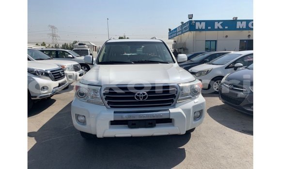 Acheter Import Voiture Toyota Land Cruiser Blanc à Import - Dubai, Grande Comore Acheter Import Voiture Toyota Land Cruiser Blanc à Import - Dubai, Grande Comore
