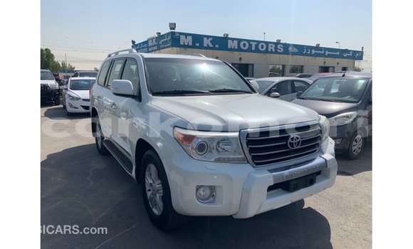 Acheter Import Voiture Toyota Land Cruiser Blanc à Import - Dubai, Grande Comore Acheter Import Voiture Toyota Land Cruiser Blanc à Import - Dubai, Grande Comore