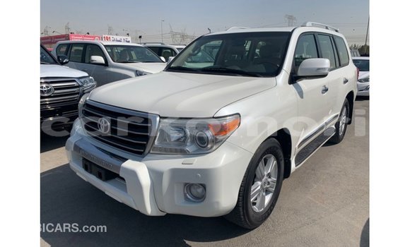 Acheter Import Voiture Toyota Land Cruiser Blanc à Import - Dubai, Grande Comore Acheter Import Voiture Toyota Land Cruiser Blanc à Import - Dubai, Grande Comore