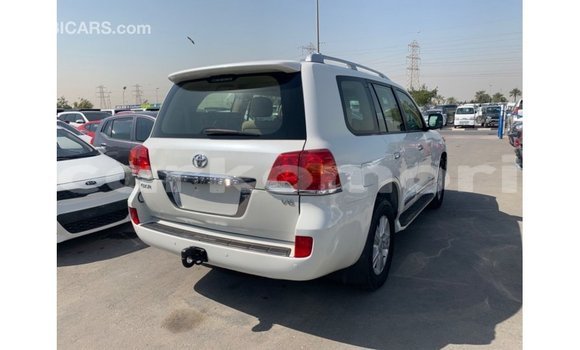 Acheter Import Voiture Toyota Land Cruiser Blanc à Import - Dubai, Grande Comore Acheter Import Voiture Toyota Land Cruiser Blanc à Import - Dubai, Grande Comore
