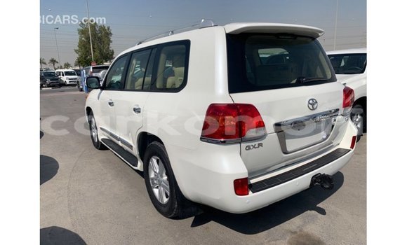 Acheter Import Voiture Toyota Land Cruiser Blanc à Import - Dubai, Grande Comore Acheter Import Voiture Toyota Land Cruiser Blanc à Import - Dubai, Grande Comore