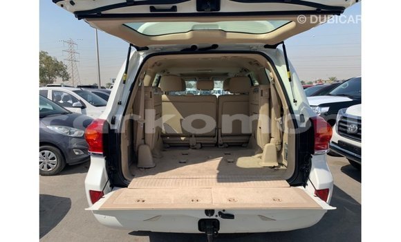 Acheter Import Voiture Toyota Land Cruiser Blanc à Import - Dubai, Grande Comore Acheter Import Voiture Toyota Land Cruiser Blanc à Import - Dubai, Grande Comore