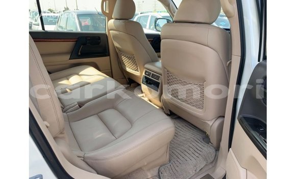 Acheter Import Voiture Toyota Land Cruiser Blanc à Import - Dubai, Grande Comore Acheter Import Voiture Toyota Land Cruiser Blanc à Import - Dubai, Grande Comore