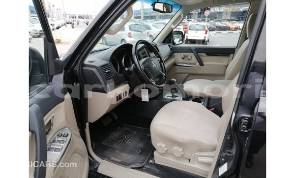 Acheter Import Voiture Mitsubishi Pajero Noir à Import - Dubai, Grande Comore Acheter Import Voiture Mitsubishi Pajero Noir à Import - Dubai, Grande Comore