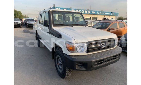 Acheter Import Voiture Toyota Land Cruiser Blanc à Import - Dubai, Grande Comore Acheter Import Voiture Toyota Land Cruiser Blanc à Import - Dubai, Grande Comore