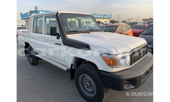 Acheter Import Voiture Toyota Land Cruiser Blanc à Import - Dubai, Grande Comore Acheter Import Voiture Toyota Land Cruiser Blanc à Import - Dubai, Grande Comore