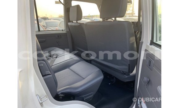 Acheter Import Voiture Toyota Land Cruiser Blanc à Import - Dubai, Grande Comore Acheter Import Voiture Toyota Land Cruiser Blanc à Import - Dubai, Grande Comore