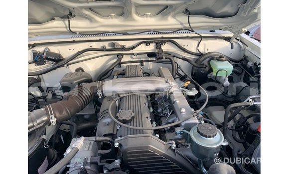 Acheter Import Voiture Toyota Land Cruiser Blanc à Import - Dubai, Grande Comore Acheter Import Voiture Toyota Land Cruiser Blanc à Import - Dubai, Grande Comore