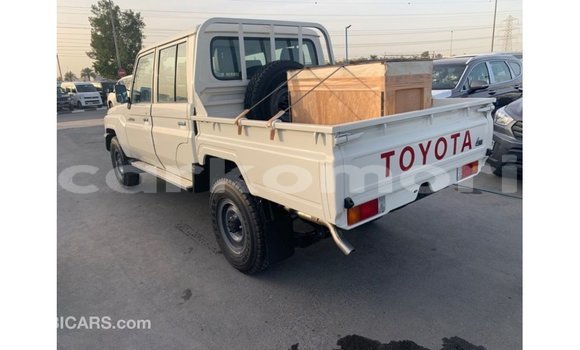 Acheter Import Voiture Toyota Land Cruiser Blanc à Import - Dubai, Grande Comore Acheter Import Voiture Toyota Land Cruiser Blanc à Import - Dubai, Grande Comore