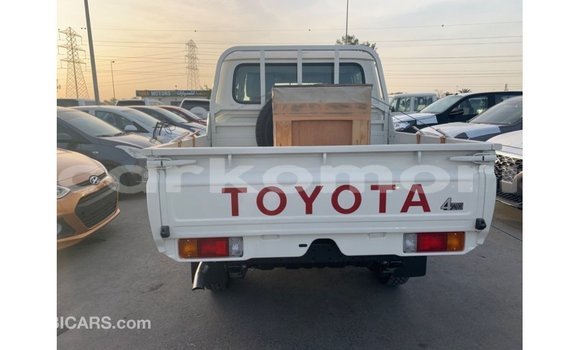 Acheter Import Voiture Toyota Land Cruiser Blanc à Import - Dubai, Grande Comore Acheter Import Voiture Toyota Land Cruiser Blanc à Import - Dubai, Grande Comore