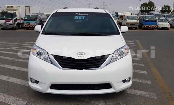 Acheter Import Voiture Toyota Sienna Blanc à Import - Dubai, Grande Comore Acheter Import Voiture Toyota Sienna Blanc à Import - Dubai, Grande Comore