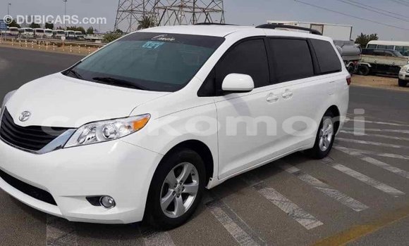 Acheter Import Voiture Toyota Sienna Blanc à Import - Dubai, Grande Comore Acheter Import Voiture Toyota Sienna Blanc à Import - Dubai, Grande Comore