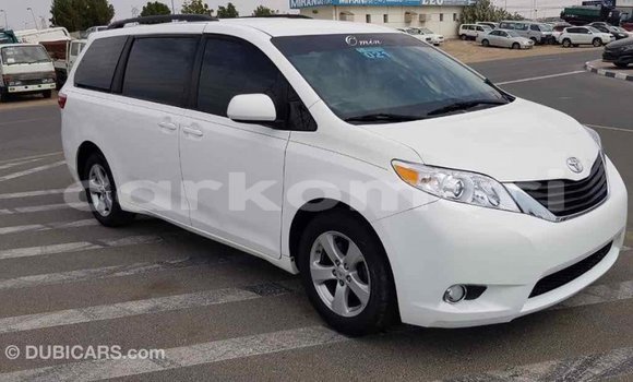 Acheter Import Voiture Toyota Sienna Blanc à Import - Dubai, Grande Comore Acheter Import Voiture Toyota Sienna Blanc à Import - Dubai, Grande Comore