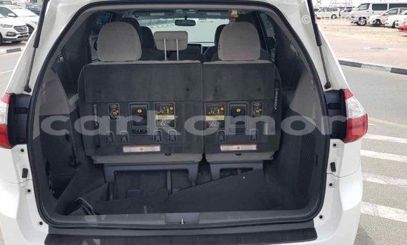 Acheter Import Voiture Toyota Sienna Blanc à Import - Dubai, Grande Comore Acheter Import Voiture Toyota Sienna Blanc à Import - Dubai, Grande Comore