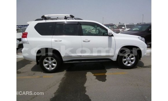Acheter Import Voiture Toyota Prado Blanc à Import - Dubai, Grande Comore Acheter Import Voiture Toyota Prado Blanc à Import - Dubai, Grande Comore