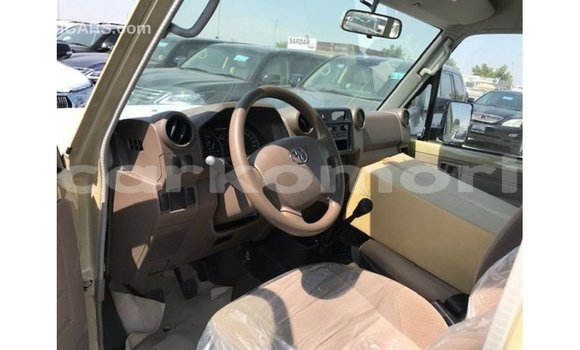 Acheter Import Voiture Toyota Land Cruiser Beige à Import - Dubai, Grande Comore Acheter Import Voiture Toyota Land Cruiser Beige à Import - Dubai, Grande Comore