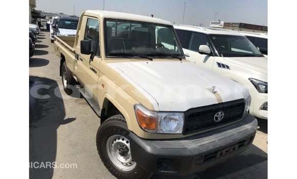 Acheter Import Voiture Toyota Land Cruiser Beige à Import - Dubai, Grande Comore Acheter Import Voiture Toyota Land Cruiser Beige à Import - Dubai, Grande Comore