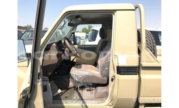 Acheter Import Voiture Toyota Land Cruiser Beige à Import - Dubai, Grande Comore Acheter Import Voiture Toyota Land Cruiser Beige à Import - Dubai, Grande Comore