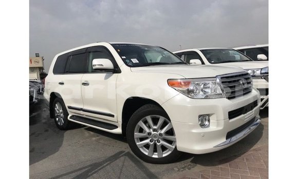 Acheter Import Voiture Toyota Land Cruiser Blanc à Import - Dubai, Grande Comore Acheter Import Voiture Toyota Land Cruiser Blanc à Import - Dubai, Grande Comore