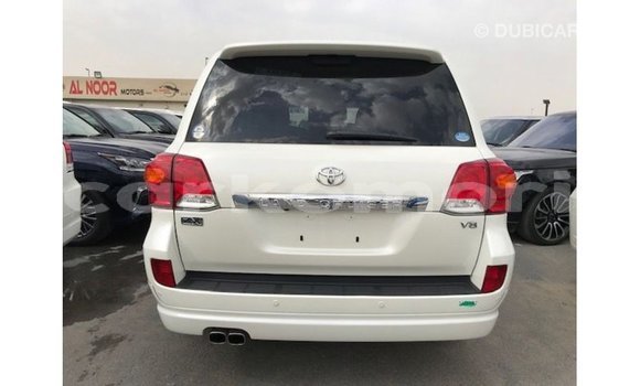 Acheter Import Voiture Toyota Land Cruiser Blanc à Import - Dubai, Grande Comore Acheter Import Voiture Toyota Land Cruiser Blanc à Import - Dubai, Grande Comore