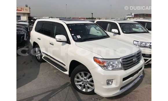 Acheter Import Voiture Toyota Land Cruiser Blanc à Import - Dubai, Grande Comore Acheter Import Voiture Toyota Land Cruiser Blanc à Import - Dubai, Grande Comore