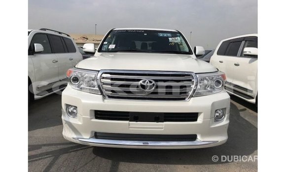 Acheter Import Voiture Toyota Land Cruiser Blanc à Import - Dubai, Grande Comore Acheter Import Voiture Toyota Land Cruiser Blanc à Import - Dubai, Grande Comore