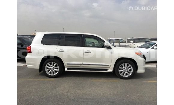 Acheter Import Voiture Toyota Land Cruiser Blanc à Import - Dubai, Grande Comore Acheter Import Voiture Toyota Land Cruiser Blanc à Import - Dubai, Grande Comore