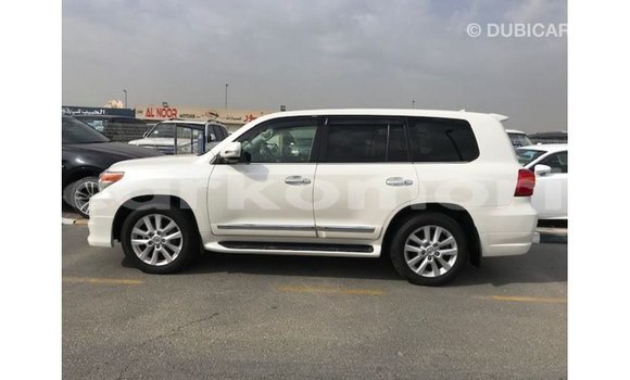 Acheter Import Voiture Toyota Land Cruiser Blanc à Import - Dubai, Grande Comore Acheter Import Voiture Toyota Land Cruiser Blanc à Import - Dubai, Grande Comore