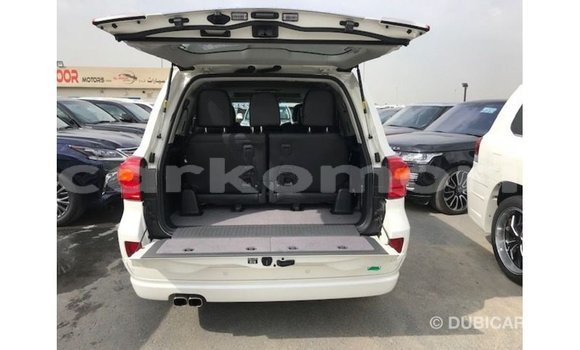 Acheter Import Voiture Toyota Land Cruiser Blanc à Import - Dubai, Grande Comore Acheter Import Voiture Toyota Land Cruiser Blanc à Import - Dubai, Grande Comore