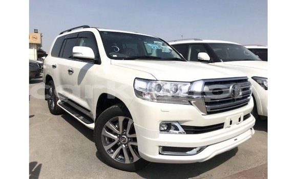 Buy Import Toyota Land Cruiser White Car in Import - Dubai in Great Comore