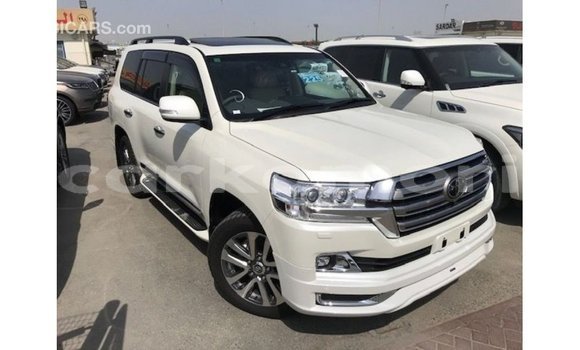 Acheter Import Voiture Toyota Land Cruiser Blanc à Import - Dubai, Grande Comore Acheter Import Voiture Toyota Land Cruiser Blanc à Import - Dubai, Grande Comore