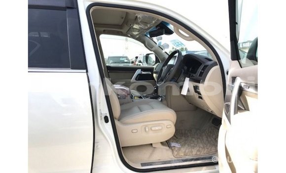 Acheter Import Voiture Toyota Land Cruiser Blanc à Import - Dubai, Grande Comore Acheter Import Voiture Toyota Land Cruiser Blanc à Import - Dubai, Grande Comore