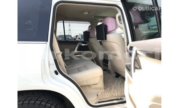 Acheter Import Voiture Toyota Land Cruiser Blanc à Import - Dubai, Grande Comore Acheter Import Voiture Toyota Land Cruiser Blanc à Import - Dubai, Grande Comore