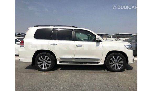 Acheter Import Voiture Toyota Land Cruiser Blanc à Import - Dubai, Grande Comore Acheter Import Voiture Toyota Land Cruiser Blanc à Import - Dubai, Grande Comore