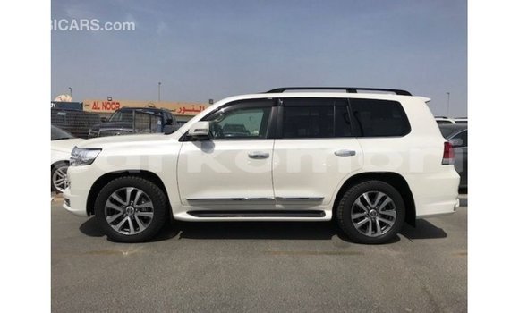 Acheter Import Voiture Toyota Land Cruiser Blanc à Import - Dubai, Grande Comore Acheter Import Voiture Toyota Land Cruiser Blanc à Import - Dubai, Grande Comore